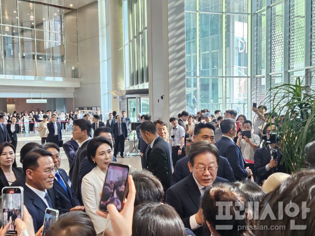 ▲25일 '호남의 마음을 듣다' 행사를 마치고 나온 이재명 대통령 내외가 전용차에 탑승하기 전 광주 시민들을 만나고 있다.2025.06.25ⓒ프레시안(김보현)
