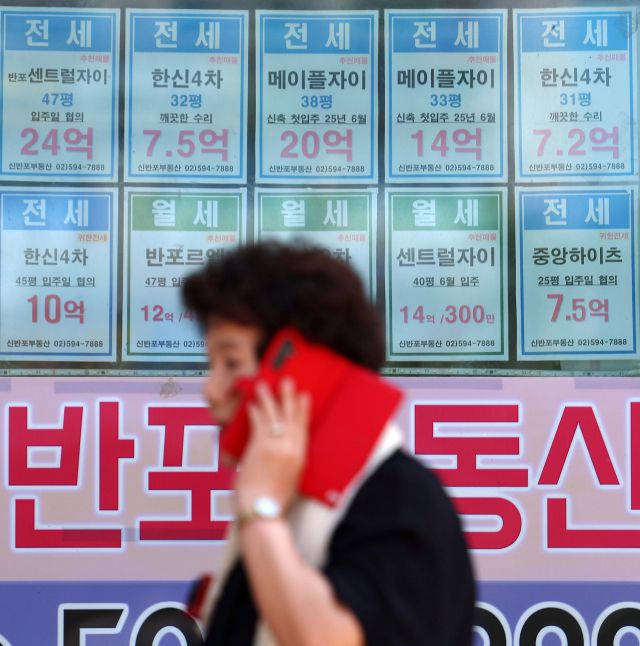 ▲최근 급격한 서울 집값 상승으로 서울 평균 전세가율(매매가격 대비 전세가격비율)은 8년여 만에 최저치를 기록한 가운데 23일 서울 시내의 한 부동산에 붙은 전세 매물 안내문 앞으로 시민이 지나고 있다. 이날 부동산R114가 서울 25개 자치구 아파트 157만가구의 평균 가격을 표본 삼아 분석한 결과에 따르면 지난달 서울 평균 전세가율은 45.2%로 2017년 1월 이래 최저치를 기록했다. 특히 강남 3구는 30%대를 기록한 것으로 나타났다. ⓒ연합뉴스