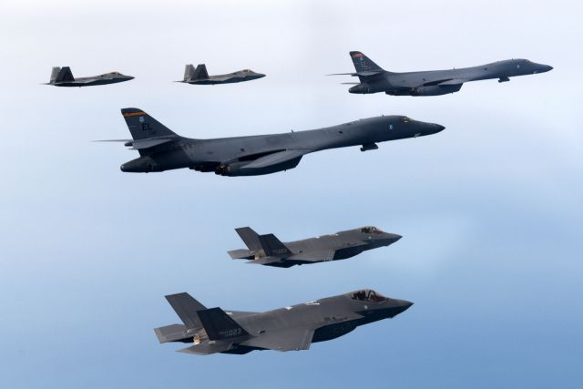 ▲ 서해 상공에서 우리 측의 F-35A 전투기와 미측의 B-1B 전략폭격기 및 F-22·F-35B 전투기 등이 참여한 가운데 연합공중훈련이 벌어지고 있다. ⓒ연합뉴스