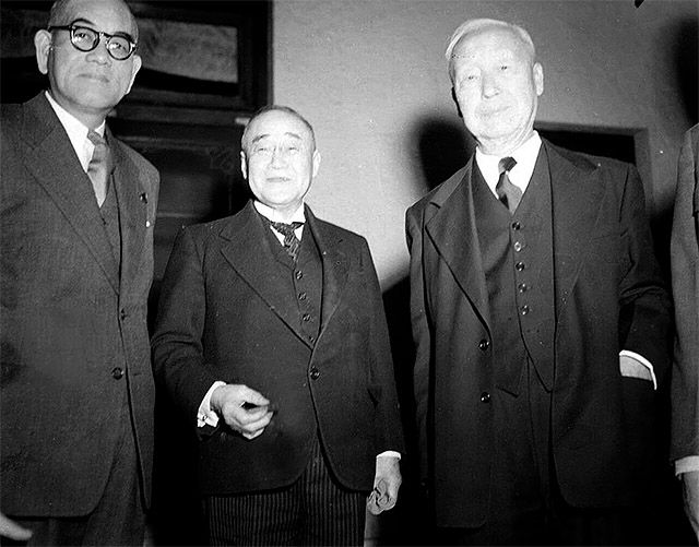 ▲ 이승만 대통령이 제2차 한일회담 개최 3개월 전에 일본을 방문하여 요시다 시게루 총리(가운데)와 만나고 있다(1953년 1월 5일~1월 7일). ⓒ 국가기록원