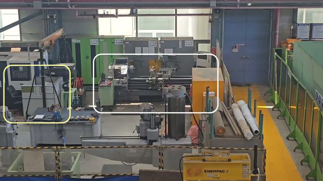 ▲김 씨가 홀로 일한 한전KPS 정비동 건물 내 기계공작실 전경. 하얀색 네모 부분이 선반 기계이고, 노란색 네모 부분은 김 씨가 대기하던 책상 자리다. ⓒ대책위