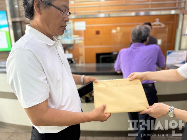 ▲ 정항우 경북산불피해주민대책위원장이 국방부 민원실에 특별법 제정 촉구 성명서를 제출하고 있다. ⓒ 프레시안(김종우)