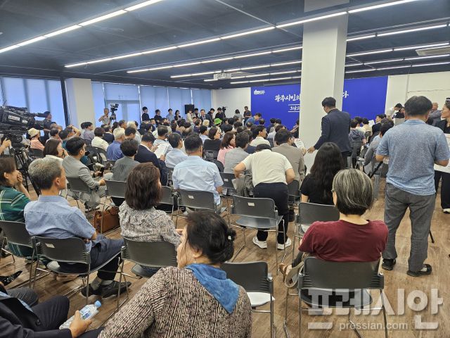 ▲1일 광주 북구 비엔날레 시관 거시기홀에서 열린 타운홀 미팅 현장ⓒ프레시안(김보현)