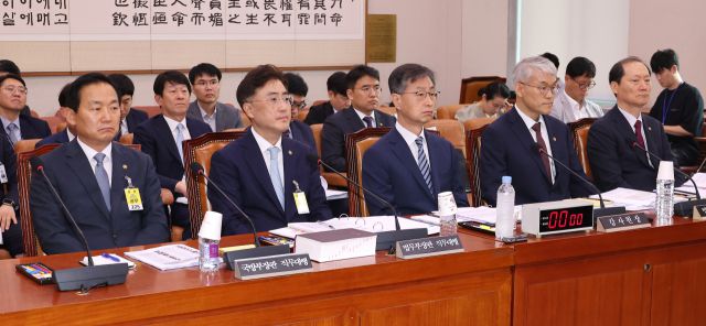▲1일 국회에서 열린 법제사법위원회 전체회의에 이두희 국방부 장관 직무대행(왼쪽부터), 이진수 법무부 장관 직무대행, 최재해 감사원장, 천대엽 법원행정처장, 이완규 법제처장이 출석해 자리하고 있다. ⓒ연합뉴스