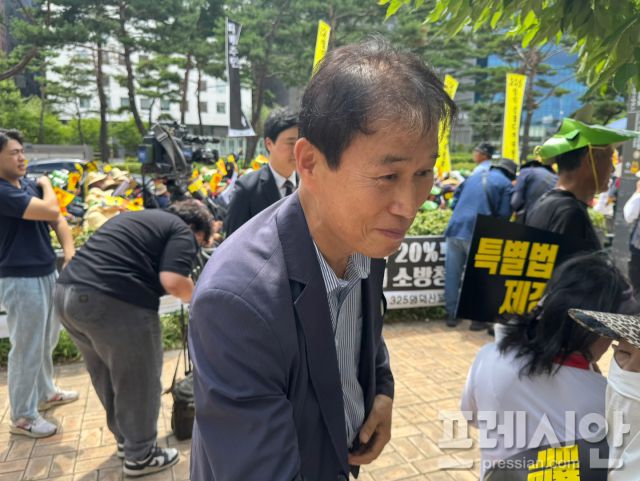 ▲ 산불피해 주민들을 위로하고 있는 권오을 보훈부장관 후보자. ⓒ 프레시안(김종우)