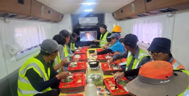 ▲한국도로공사가 운영 중인 이동형 복지 차량 '쉼카'에서 고속도로 현장 근로자들이 식사를 하며 잠시 휴식을 취하고 있다. ⓒ한국도로공사