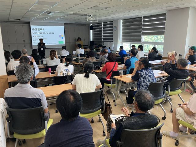 ▲마을 주민, 피해 주민 등 참가자 50여명이 6월 29일 열린 주민간담회에서 점곡면삽눌피해주민대책위원회 활동 보고를 듣고 있다. ⓒ프레시안(손가영)