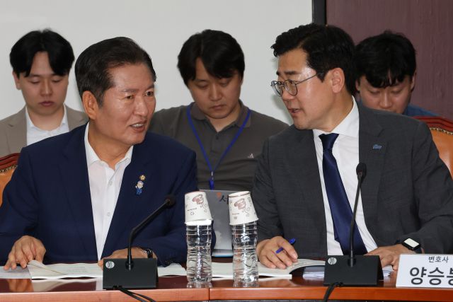 ▲더불어민주당 당대표 후보인 정청래·박찬대 의원이 지난 2일 서울 여의도 국회에서 열린 검찰개혁토론회에 나란히 참석해 대화하고 있다. ⓒ연합뉴스