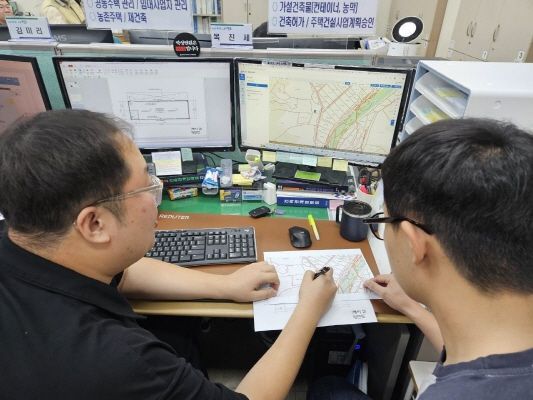 ▲정읍시 공무원이 가설건축물 설계도면을 설명해 주고 있다. ⓒ정읍시