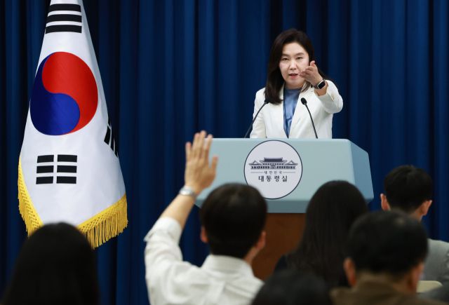 ▲강유정 대통령실 대변인이 7일 서울 용산 대통령실 청사에서 청년담당관 신설 등 현안 브리핑을 하며 취재진의 질문을 받고 있다. ⓒ연합뉴스