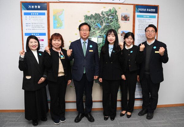 ▲지난 4월, 유희태 완주군수가 유니세프 아동친화도시 추진 지방정부협의회 사무국 관계자, 완주군 아동정책 관련 부서 공무원들과 함께 기념촬영을 하고 있다. 이날 사무국은 완주군을 방문해 2025년 사업계획을 공유하고 정책 협력 방안을 논의했다. ⓒ완주군