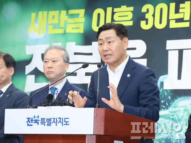 ▲김관영 전북도지사가 8일 전북도청 브리핑룸에서 열린 피지컬AI 국가전략사업 예산 확보 기자회견에서 기자들의 질문에 답변하고 있다.ⓒ전북특별자치도
