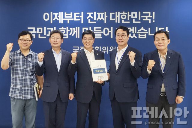 ▲대한민국특례시시장협의회는 9일 대통령 직속 국정기획위원회에 ‘특례시 지원에 관한 특별법 제정 촉구 건의문’을 전달했다. ⓒ수원특례시