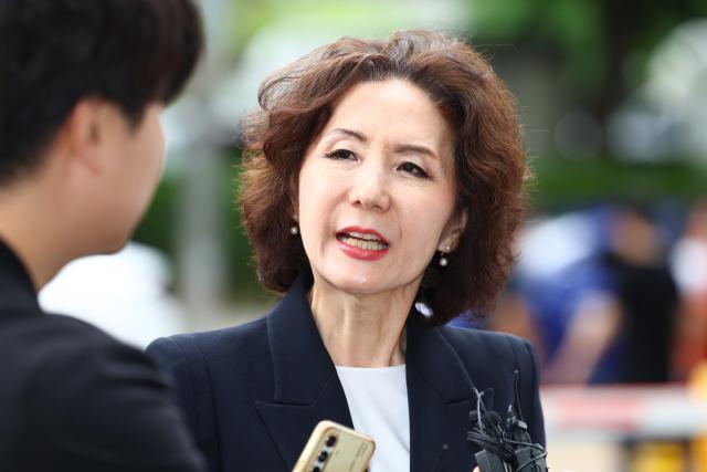 ▲이진숙 사회부총리 겸 교육부 장관 후보자가 서울 여의도 한국교육시설안전원에 마련된 인사청문회 준비 사무실로 출근하며 취재진 질문에 답하고 있다. ⓒ연합뉴스