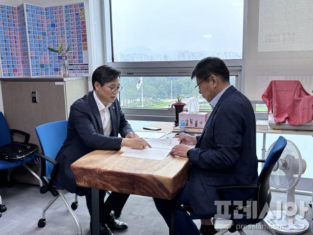 ▲우승희 영암군수(왼쪽)가 서삼석 국회의원을 만나 핵심 현안 사업의 국정과제 반영을 요청하고 있다.ⓒ영암군