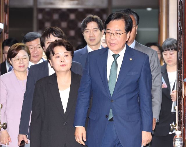 ▲국민의힘 송언석 비상대책위원장 겸 원내대표와 윤희숙 신임 혁신위원장이 9일 서울 여의도 국회에서 열린 의원총회에 입장하고 있다. ⓒ연합뉴스