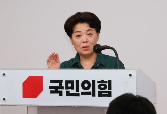▲국민의힘 윤희숙 혁신위원장이 10일 서울 여의도 당사에서 제1차 혁신위원회 회의 결과를 브리핑하고 있다. ⓒ연합뉴스