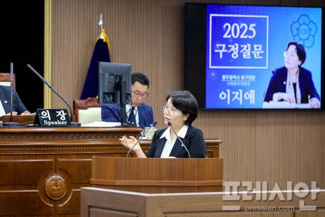 ▲이지애 광주동구의원이 임택 광주동구청장을 상대로 구정질문을 하고 있다.ⓒ광주동구의회