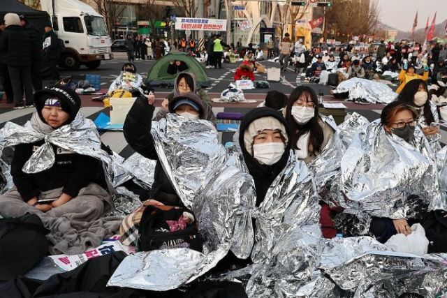 ▲2025년 4월 2일 서울 안국역 인근에서 윤석열 당시 대통령 파면을 촉구하는 24시간 철야 집회가 열리고 있다. ⓒ연합뉴스