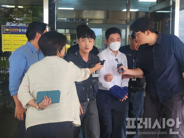 ▲시험기간 중 안동의 한 고등학교에 무단 침입해 시험지를 빼돌리려 한 기간제 교사가 14일 구속된데 이어 사실을 알고도 방조한 학교 직원C(30대)씨가 구속 전 피의자 심문(영장실질심사)을 마치고 법원을 나서고 있다. ⓒ 프레시안(김종우)