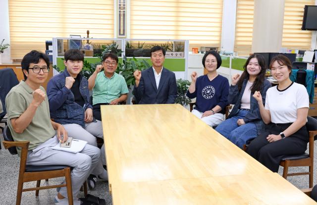 ▲15일 경주시 건축허가과 한상식 과장과 직원들이 농지보전부담금 환급 성과를 기념하며 사무실에서 파이팅을 외치고 있다.ⓒ경주시청 제공