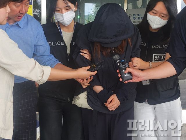 ▲시험기간 중 안동의 한 고등학교에 무단 침입해 시험지를 빼돌리려 한 기간제 교사가 14일 구속된데 이어 범행을 공모한 학부모B(40대)씨가 구속 전 피의자 심문(영장실질심사)을 마치고 법원을 나서고 있다. ⓒ 프레시안(김종우)