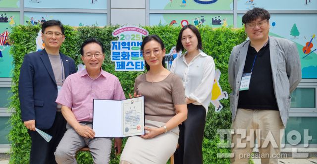 ▲노희용 광주문화재단 대표이사가 직원들과 문화체육장관상 수상기념 촬영을 하고 있다. ⓒ광주문화재단