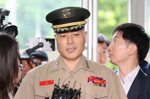 ▲ 채상병 사망 사건 초동조사 당시 수사외압을 폭로했던 박정훈 해병대 수사단장(대령)이 16일 서울 서초구 순직해병특검 사무실에 참고인 신분으로 출석하며 취재진의 질문에 답하고 있다. ⓒ연합뉴스