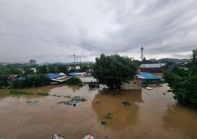 ▲아산시 염치읍 곡교천 하류 연결 제방이 무너져 인근 마을이 물에 잠겼다 ⓒ프레시안(장찬우 기자)