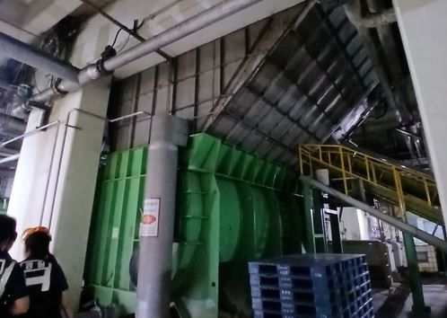 ▲고용노동부가 대전시 대덕구 한솔제지 공장에서 30대 근로자 A 씨가 펄프제조기 탱크 안에서 숨진 채 다음날 발견된 사고를 '후진국형 사고'로 보고 강도 높은 조사에 착수했다. 한솔제지 내 사고가 발생한 기계 ⓒ대전소방본부