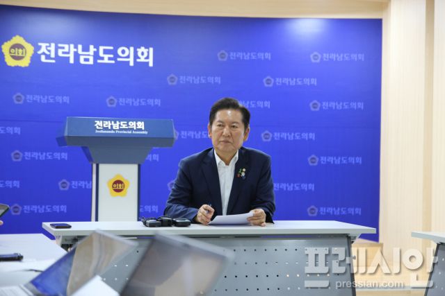 ▲17일 전남도의회 브리핑룸에서 열린 지역기자간담회 현장에서 정청래 더불어민주당 국회의원이 당대표 후보로서 지지를 호소하고 있다.2025.07.17ⓒ프레시안(박아론)