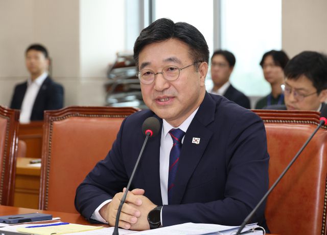 ▲윤호중 행정안전부 장관 후보자가 18일 서울 여의도 국회 행정안전위원회에서 열린 인사청문회에서 의원 질의에 답하고 있다. ⓒ연합뉴스