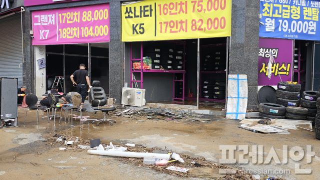 ▲18일 오전 광주 북구에 위치한 타이어 전문점이 폭우로 침수 피해를 입은 모습.2025.07.18ⓒ프레시안(백순선)