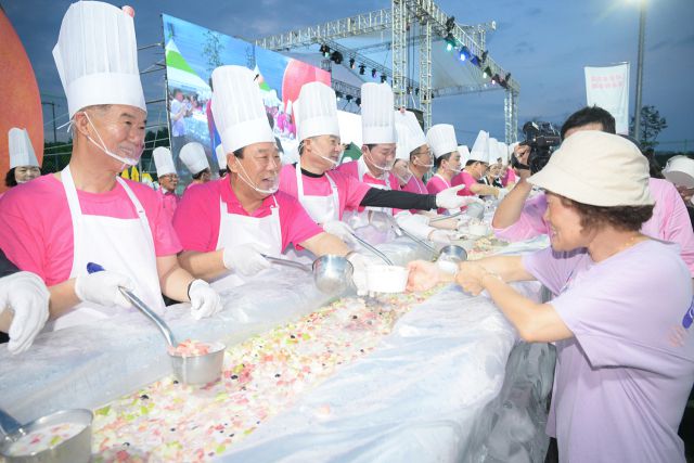 ▲지난해 가장 많은 인기를 끌었던 도농화합복숭아화채 나눔행사. 최민호 세종시장(왼쪽 2번째)이 시민에게 복숭아 화채를 나눠주고 있다 ⓒ세종시