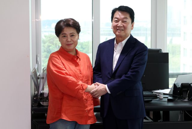 ▲국민의힘 윤희숙 혁신위원장(왼쪽)이 21일 서울 여의도 국민의힘 중앙당사에서 안철수 의원을 만나 악수하고 있다. ⓒ연합뉴스