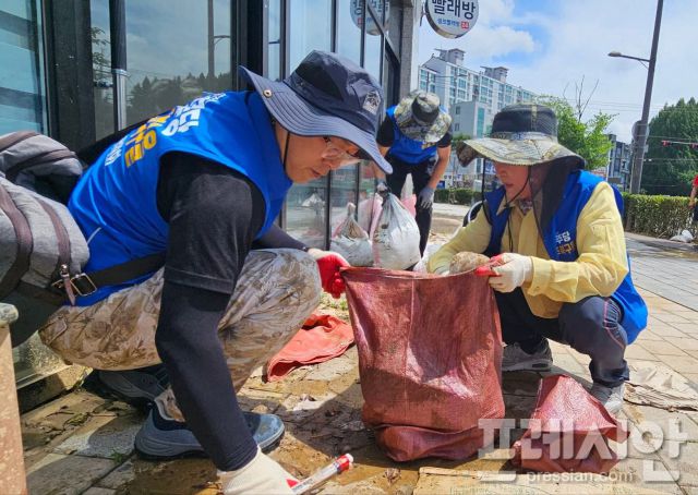▲전진숙 의원이 지역위원회 당직자들과 함께 수해복구작업을 하고 있다.2025.7.21ⓒ전진숙 의원 페이스북