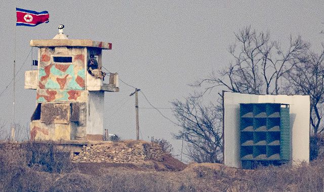 ▲ 고 김정일 북한 국방위원장의 생일인 2월 16일 경기도 파주 오두산통일전망대에서 바라본 북한군 초소 옆에 대남방송 확성기가 보인다. ⓒ연합뉴스