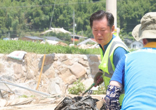 ▲더불어민주당 당 대표 선거에 출마한 정청래 의원이 25일 오후 경남 산청군 신안면 신기마을 일대를 찾아 수해 복구 작업을 돕고 있다. ⓒ연합뉴스