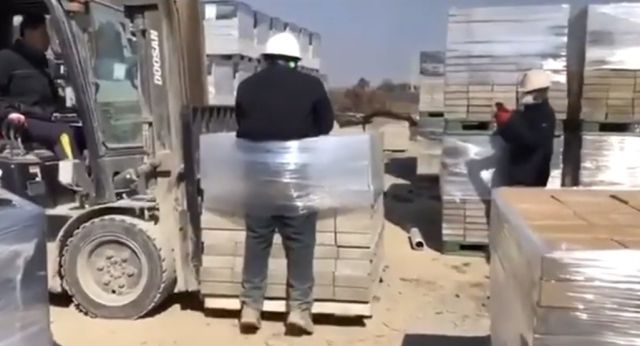 ▲나주 벽돌공장에서 인권침해 피해를 입은 스리랑카 국적 외국인 근로자 A씨(32) 피해 모습이 담긴 영상 캡처ⓒ프레시안(박아론)