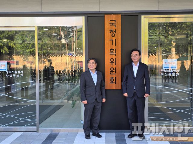 ▲윤병태 시장(오른쪽)과 강상구 부시장(왼쪽)이 국정기획위원회를 방문해 지역 핵심 현안 국정과제 반영을 건의했다ⓒ나주시