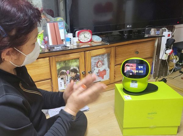 ▲익산시는 인공지능(AI) 말벗 로봇과 클로바 안부 전화, 전력 사용량 분석 등 정보통신기술(ICT)을 기반으로 하는 안부 살핌 서비스도 강화한다. ⓒ익산시