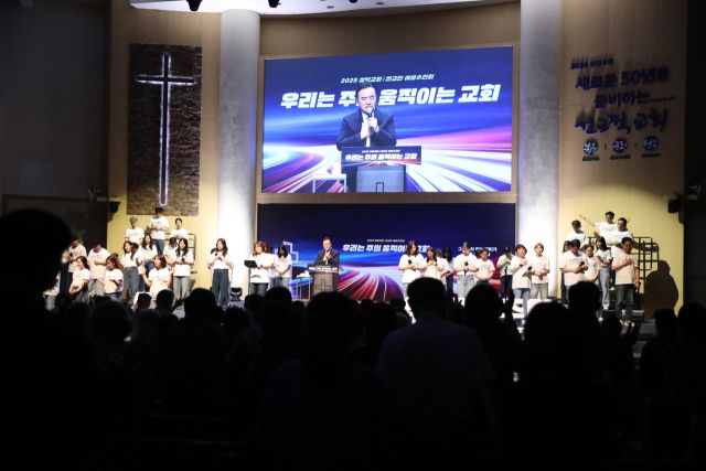 ▲안광복 청주 상당교회 담임목사가 지난 27일 2025전교인 여름수련회에서 기도회를 인도하고 있다. ⓒ상당교회 열두광주리
