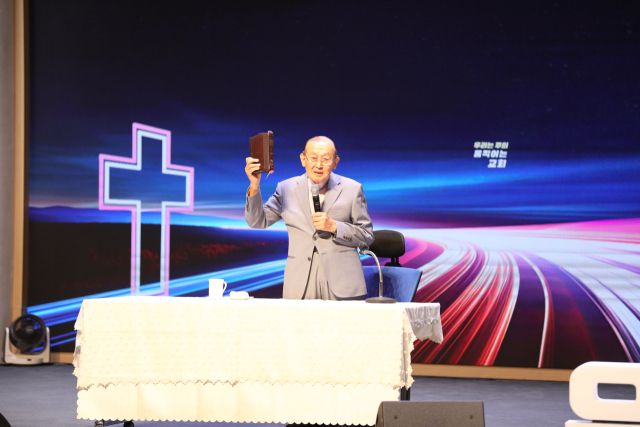 ▲이동휘 전주 안디옥교회 원로목사가 청주 상당교회 2025전교인 여름수련회에서 특강을 하고 있다 ⓒ상당교회 열두광주리