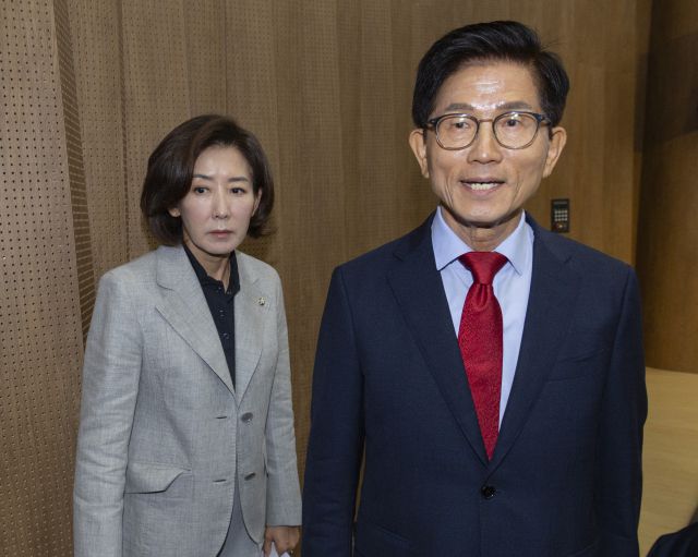 ▲국민의힘 대표 선거에 출마한 김문수 후보가 31일 국회 소통관에서 비전·공약 발표를 마친 뒤 이동하고 있다. 김 후보는 나 의원의 기자회견장 예약과 안내로 국회 소통관에서 기자회견을 가졌다. ⓒ연합뉴스