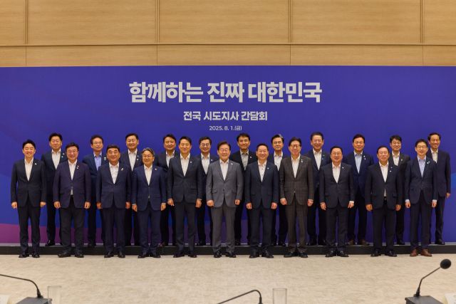 ▲이재명 대통령이 1일 서울 용산 대통령실 청사에서 전국 시도지사 간담회를 마치며 기념촬영을 하고 있다. 앞줄 왼쪽부터 강훈식 대통령비서실장, 윤호중 행정안전부 장관, 김두겸 울산시장, 강기정 광주시장, 오세훈 서울시장, 이 대통령, 대한민국시도지사협의회장 유정복 인천시장, 박형준 부산시장, 이장우 대전시장, 최민호 세종시장, 김경수 대통령 직속 지방시대위원장. 뒷줄 왼쪽부터 오영훈 제주도지사, 이철우 경북도지사, 김관영 전북도지사, 김영환 충북도지사, 김동연 경기도지사, 김진태 강원도지사, 김태흠 충남도지사, 김영록 전남도지사, 박완수 경남도지사, 김정기 대구시장 권한대행, 우상호 대통령실 정무수석. ⓒ연합뉴스