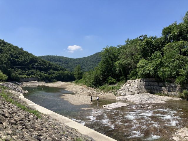 ▲아미천은 금학산에서 동막골을 가로질러 연천읍까지 이르는 좁고 얕은 소규모 하천이다. 7월 25일 촬영한 아미천 전경. ⓒ프레시안(손가영)