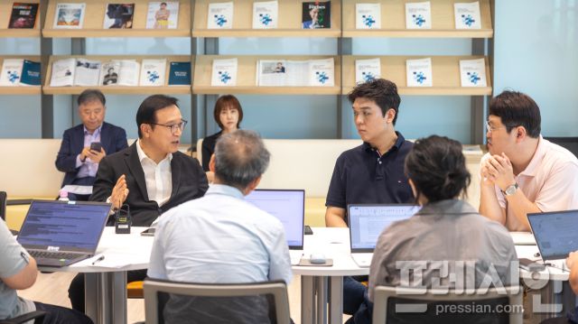 ▲7일 임태희 경기도교육감이 경기도교육청 출입기자단과 만나 ‘학교급식 식재료 구매방식 업무처리 개선’과 관련한 입장을 설명하고 있다. ⓒ경기도교육청