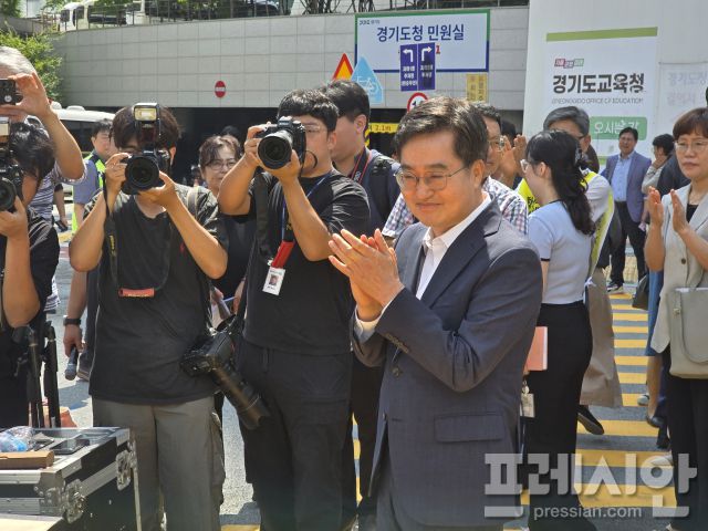 ▲김동연 경기도지사는 7일 경기도교육청 앞에서 열린 경기도교육청의 ‘학교급식 식재료 구매방식 업무처리 개선 조치 규탄대회’에 참석해 향후 문제 해결을 위한 노력을 약속했다. ⓒ프레시안(전승표)