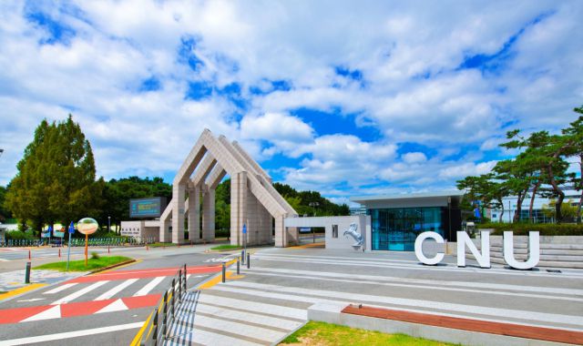 ▲충남대학교가 교육부와 한국연구재단이 시행한 ‘2025년 국립대학육성사업 성과평가’에서 최고등급을 받아 총 255억 원의 사업비를 확보했다. 충남대학교 정문 전경 ⓒ충남대학교