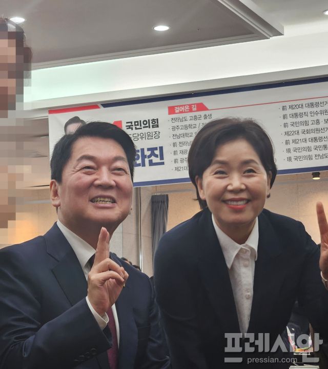 ▲안철수 국민의힘 당대표 후보와 양향자 최고위원 후보가 11일 오후 광주 서구 홀리데이인 호텔에서 열린 김화진 국민의힘 전남도당위원장 취임식에서 지지자와 함께 사진을 찍고 있다.2025.08.11ⓒ프레시안(김보현)